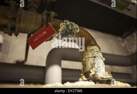 Hot Flow, sels de calcium, dépôt de calcaire sur les tuyaux d'eau chaude sur le système de chauffage domestique Care, Royaume-Uni Banque D'Images