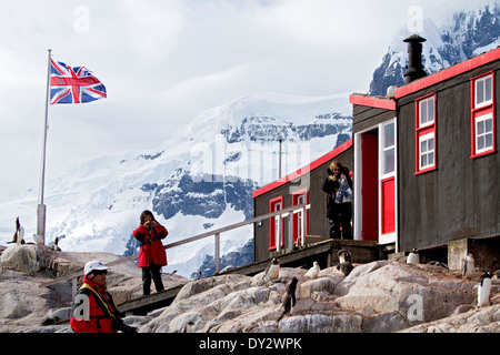 Penguin Bureau de poste, Port Lockroy, près de la péninsule Antarctique, l'Antarctique s'y arrêtent souvent pour les touristes en tourisme de croisière. Banque D'Images