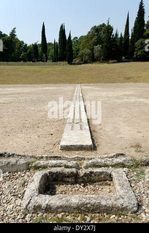 La ligne de départ sur le côté est du stade olympique le plus éloigné de l'entrée de l'Ancienne Olympie Grèce Banque D'Images