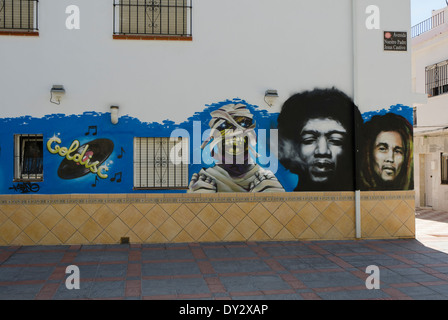 Peinture murale de Bob Marley, Jimmy Hendrix et maman à l'extérieur sur un magasin de disques en Espagne. Banque D'Images