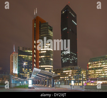 Vienne, Autriche - 17 février 2014 : les bâtiments élevés à côté de Unocity au crépuscule Banque D'Images