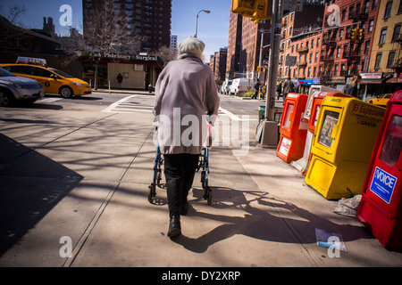 Une femme âgée avec sa marchette dans le quartier de Chelsea à New York le jeudi 3 avril, 2014. (© Richard B. Levine) Banque D'Images