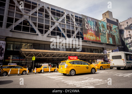 Le trafic passe au triste, en proie à la criminalité Port Authority Bus Terminal à midtown Manhattan à New York Banque D'Images