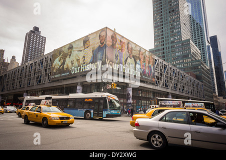 Le trafic passe au triste, en proie à la criminalité Port Authority Bus Terminal à midtown Manhattan à New York Banque D'Images