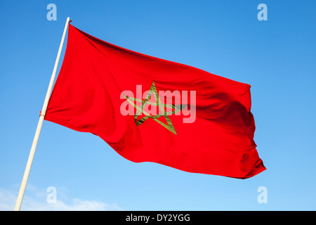 Drapeau national du Maroc au-dessus de ciel bleu Banque D'Images