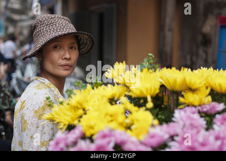 Hanoi, Vietnam. Marchande de fleurs, marché dans le Vieux Quartier Banque D'Images