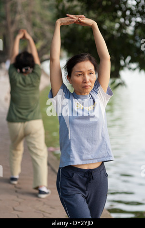 Hanoi, Vietnam. L'exercice par les femmes du lac Hoan Kiem, tôt le matin Banque D'Images