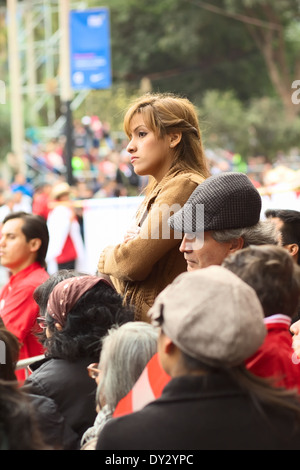 Des personnes non identifiées, à regarder la parade Wong à Miraflores, Lima, Pérou Banque D'Images