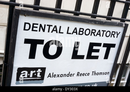 Un signe de la publicité pour un laboratoire dentaire de laisser, dans le centre de Londres. Banque D'Images
