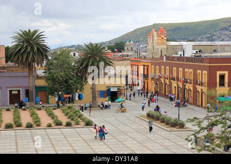 Vue de l'église de Santo Domingo de Guzmán à Oaxaca, Mexique, en regardant le carré Banque D'Images