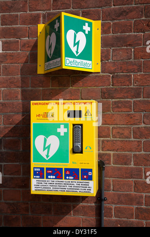 L'équipement de sauvetage d'urgence défibrillateur monté sur un mur pour une utilisation publique, Overstrand, Norfolk, Angleterre Banque D'Images