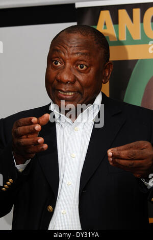 Durban, Afrique du Sud. Le 4 avril 2014. Cyril Ramaphosa, le vice-président de l'Afrique est parti, le Congrès National Africain, prend la parole lors d'une réunion à Durban, à prédominance white suburb de Nabeul. Le pays chefs aux urnes le 7 mai, et l'ANC cherche à attirer plus d'électeurs blancs, qui pour la plupart ont soutenu le principal parti d'opposition, l'Alliance démocratique. L'ANC devrait gagner et Ramaphosa est plus de chances de devenir la nouvelle vice-résident, le remplacement de l'opérateur historique Kgalema Motlanthe. Photo : Giordano Stolley/Alamy Live News Banque D'Images