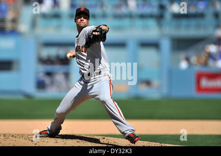 Los Angeles, CA, USA. 4ème apr 2014. Le lanceur partant des Giants de San Francisco Ryan Vogelsong # 32 emplacements au cours de la partie de baseball de ligue majeure d'ouverture à domicile entre les Giants de San Francisco et Les Dodgers de Los Angeles au Dodger Stadium.La défaite des Giants de San Francisco les Dodgers de Los Angeles 8-4.Louis Lopez/CSM/Alamy Live News Banque D'Images