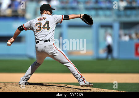 Los Angeles, CA, USA. 4ème apr 2014. Giants de San Francisco David Huff emplacements pendant la partie de baseball de ligue majeure d'ouverture à domicile entre les Giants de San Francisco et Les Dodgers de Los Angeles au Dodger Stadium.La défaite des Giants de San Francisco les Dodgers de Los Angeles 8-4.Louis Lopez/CSM/Alamy Live News Banque D'Images