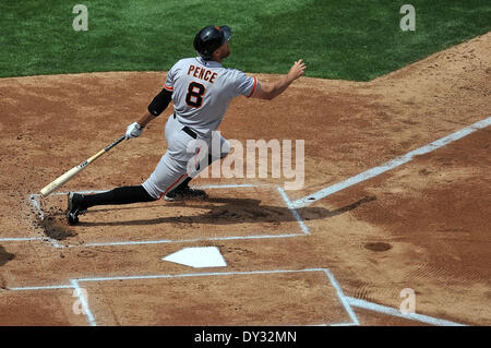 Los Angeles, CA, USA. 4ème apr 2014. Giants de San Francisco droit fielder Hunter Pence # 8 à la batte de baseball au cours de l'ouverture de jeu entre les Giants de San Francisco et Les Dodgers de Los Angeles au Dodger Stadium.La défaite des Giants de San Francisco les Dodgers de Los Angeles 8-4.Louis Lopez/CSM/Alamy Live News Banque D'Images