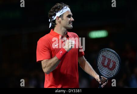 Genève, Suisse. 4ème apr 2014. La Suisse de Roger Federer célèbre sa victoire sur Mikhail Kukushkin du Kazakhstan au cours de leur quart de finale de Coupe Davis à Palexpo à Genève, Suisse, le 4 avril 2014. Federer a remporté le match 3-0. Credit : Wang Siwei/Xinhua/Alamy Live News Banque D'Images