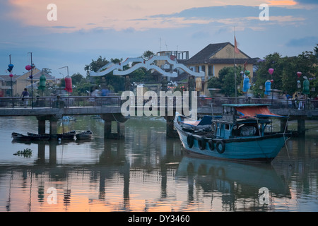 Hoi An, Vietnam. Vue sur la vieille ville, la rivière Thu Bon, coucher du soleil Banque D'Images