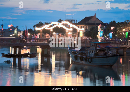 Hoi An, Vietnam, Southeast Asia. Vue sur la rivière Thu Bon au coucher du soleil Banque D'Images