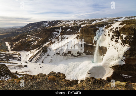 Haifoss, la deuxième plus haute cascade d'Islande, plonge 122m dans une gorge congelé dans la vallée de la rivière Fossa dans le centre de l'Islande Banque D'Images