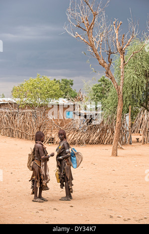 Hamer les filles dans leur village près de Turmi dans la vallée de l'Omo, Ethiopie Banque D'Images