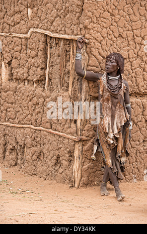 Hamer femme dans son village près de Turmi dans la vallée de l'Omo, Ethiopie Banque D'Images