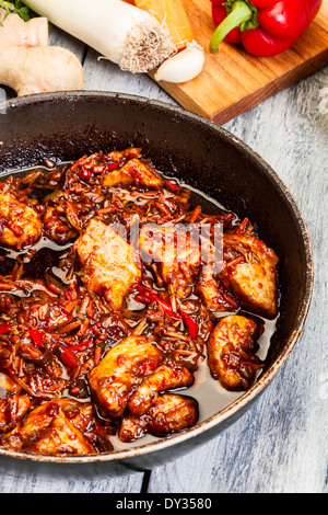 Porc en chinois avec des légumes dans un wok casserole Banque D'Images