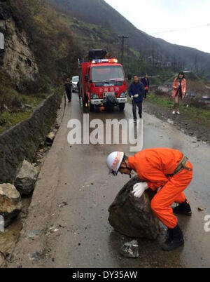 Zhaotong. 5ème apr 2014. Un pompier essaie de retirer des roches dévalant des montagnes dans quake-hit Yongshan County, au sud-ouest de la province chinoise du Yunnan, le 5 avril 2014. Au moins trois personnes ont été légèrement blessées après un séisme de magnitude 5,3 a secoué la ville dans le sud-ouest de la Chine tôt le samedi, les autorités provinciales a dit. © Xinhua/Alamy Live News Banque D'Images