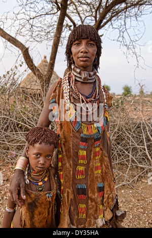 Hamer femme et sa fille près de Turmi dans la vallée de l'Omo, Ethiopie Banque D'Images