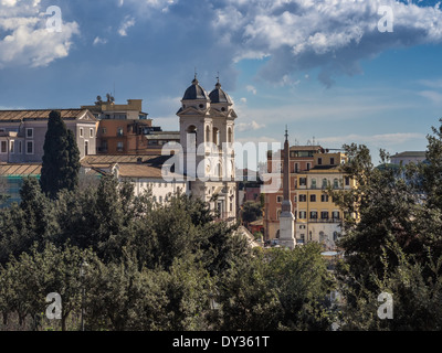 Église de la Trinité-des-Monts en haut de la place d'Espagne à Rome, Italie Banque D'Images