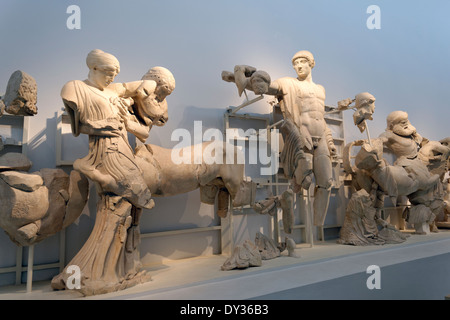 Voir l'ouest frise fronton Temple Zeus Olympie Péloponnèse Grèce maintenant dans le musée archéologique Banque D'Images