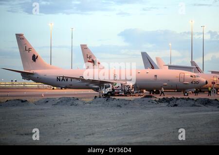 Perth. 5ème apr 2014. Photo prise le 5 avril montre deux avion de la Marine américaine P-8 Poseidon à l'Aéroport International de Perth en Australie. 7e Flotte des États-Unis a envoyé deux avions de patrouille P-8 Poseidon pour aider dans la recherche d'efforts pour les disparus du vol MH370 de Malaysia Airlines. © Xu Yanyan/Xinhua/Alamy Live News Banque D'Images