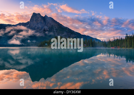 Lever du soleil Lac Emerald, dans le parc national Yoho, Colombie-Britannique, Canada Banque D'Images