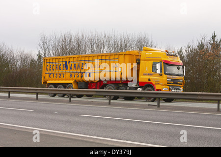 Un camion George Varney qui se déplacent le long de l'A46 à deux voies dans le Leicestershire, Angleterre Banque D'Images