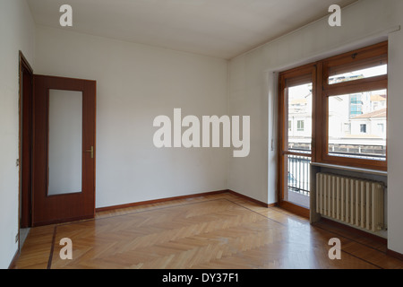 Chambre dans appartement vide normal avec plancher en bois Banque D'Images