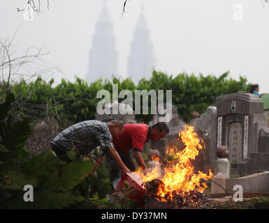 Kuala Lumpur, Malaisie. 5ème apr 2014. Chinese-Malaysian pleurer pour la fin de la famille et leur ancêtre sur Qingming Festival à Kuala Lumpur, Malaisie, le 5 avril 2014. Credit : Wangshen/Xinhua/Alamy Live News Banque D'Images