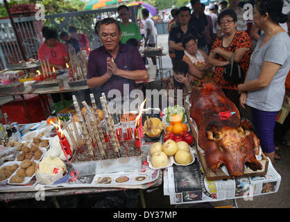 Kuala Lumpur, Malaisie. 5ème apr 2014. Chinese-Malaysian pleurer pour la fin de la famille et leur ancêtre sur Qingming Festival à Kuala Lumpur, Malaisie, le 5 avril 2014. Credit : Wangshen/Xinhua/Alamy Live News Banque D'Images