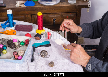 Image main d'hommes anciens traditionnels couture boules jai alai Banque D'Images