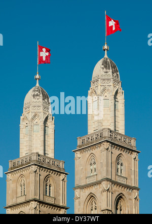 Cathédrale Grossmünster Zurich Suisse avec les drapeaux sur 1-août, la fête nationale suisse Banque D'Images