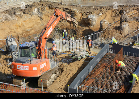 Machine de creuseur de pose de voie adaptée pour travailler sur des têtes de pieu en béton fixateur en acier assemblage renforcement en acier cage bâtiment chantier Royaume-Uni Banque D'Images