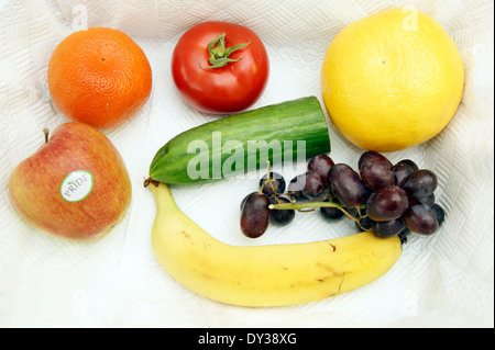 Sélection de 7 fruits et légumes par jour ( 7 ) 7 ou plusieurs portions de fruits et légumes par jour, c'est plus sain que le 5 recommandé Banque D'Images