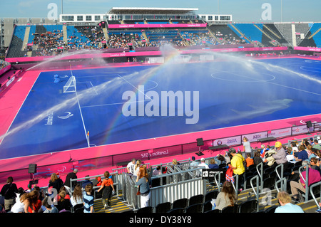 Riverside Arena London 2012 Olympic Park paralympiques l'eau est pulvérisée sur gazon synthétique avant d'événement de football Banque D'Images