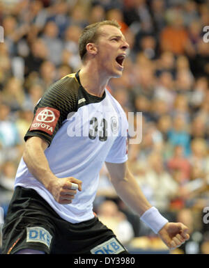 L'Allemagne Dominik Klein célèbre un but durant le match de handball entre l'Allemagne et la Hongrie à l'EWE-Arena à Oldenburg, Allemagne, 04 avril 2014. Photo : CARMEN JASPERSEN/DPA Banque D'Images