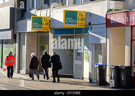 Rangée de boutiques dans la partie piétonne du centre-ville de Worthing West Sussex avec pour laisser entrer au Royaume-Uni (perte de la haute rue) Banque D'Images