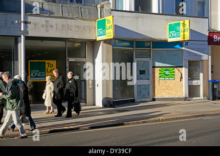 Rangée de boutiques dans la partie piétonne du centre-ville de Worthing West Sussex avec pour laisser entrer au Royaume-Uni (perte de la haute rue) Banque D'Images