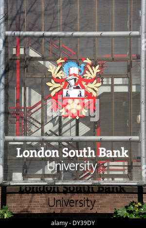 London South Bank University sign & armoiries au-dessus de l'entrée de Elephant and Castle Londres Angleterre Royaume-uni Banque D'Images