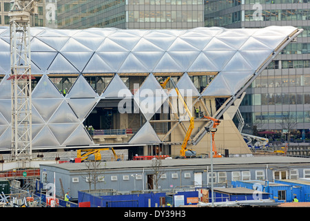 Une extrémité de traverse une nouvelle place et de détail Construction d'un complexe de jardin sur le toit au-dessus de la nouvelle traverse Canary Wharf gare sur la ligne d'Elizabeth Banque D'Images