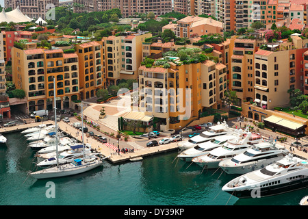 Marina avec des yachts et bateaux entre des immeubles modernes à Monte Carlo, Monaco (vue de dessus). Banque D'Images