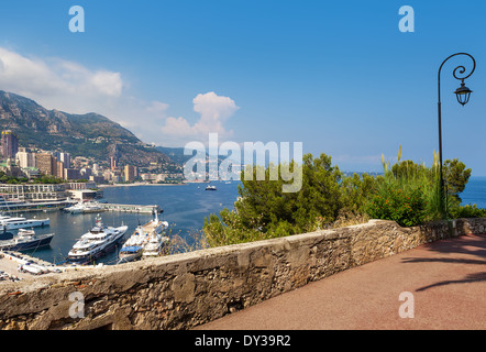 Trottoir avec un lampadaire et voir sur le port hercule et bâtiments de Monte Carlo, Monaco. Banque D'Images