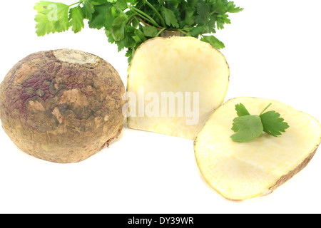 Deux rutabaga jaune avec du persil et une serviette sur un fond clair Banque D'Images