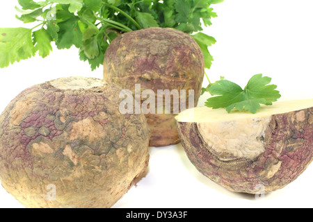 Rutabaga jaune avec du persil et une serviette sur un fond clair Banque D'Images